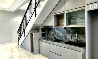 Rumah 3 lantai siap huni di mampang jakarta selatan
