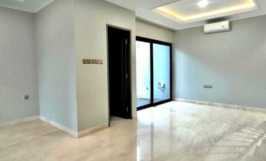 Rumah 3 lantai siap huni di mampang jakarta selatan
