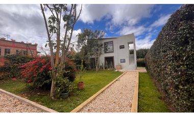 Rento apartamento para estrenar con zona verde 3 garajes