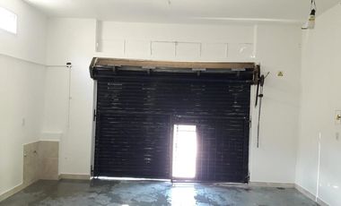 Local en venta - espacio principal y dos baños - 50 mts2 - Wilde