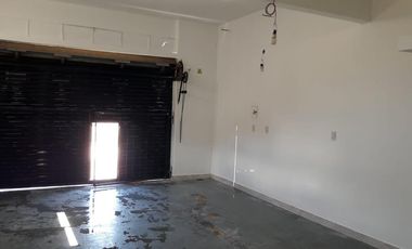 Local en venta - espacio principal y dos baños - 50 mts2 - Wilde
