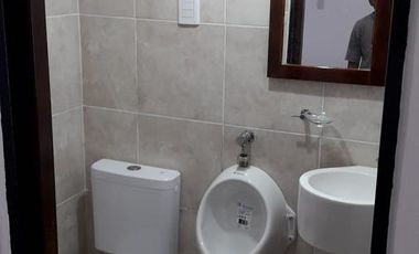 Local en venta - espacio principal y dos baños - 50 mts2 - Wilde