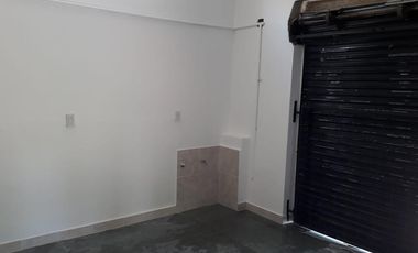 Local en venta - espacio principal y dos baños - 50 mts2 - Wilde