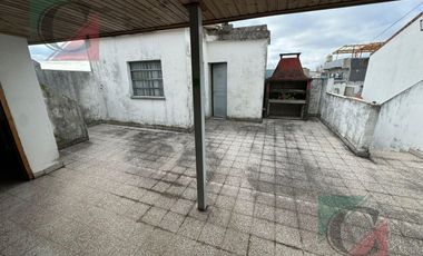 Venta de ph 3 ambientes al frente con local amplio APTO CREDITO