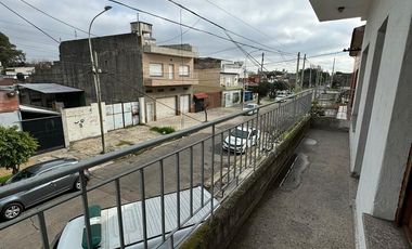 Venta de ph 3 ambientes al frente con local amplio APTO CREDITO