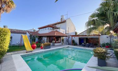 Chalet de 6 ambientes  c/ cochera en Pinos de Anchorena