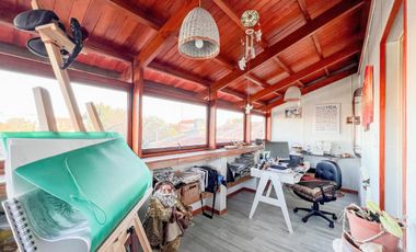 Chalet de 6 ambientes  c/ cochera en Pinos de Anchorena