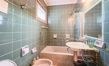 Chalet de 6 ambientes  c/ cochera en Pinos de Anchorena