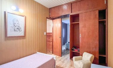 Chalet de 6 ambientes  c/ cochera en Pinos de Anchorena