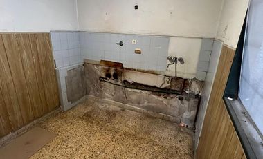 PH DE 3 AMBIENTES CON LOCAL VENTA EN M. GONZALEZ BALCARCE  3358  (REMEDIOS DE ESCALADA)