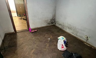 PH DE 3 AMBIENTES CON LOCAL VENTA EN M. GONZALEZ BALCARCE  3358  (REMEDIOS DE ESCALADA)