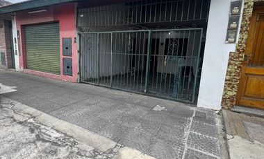 PH DE 3 AMBIENTES CON LOCAL VENTA EN M. GONZALEZ BALCARCE  3358  (REMEDIOS DE ESCALADA)