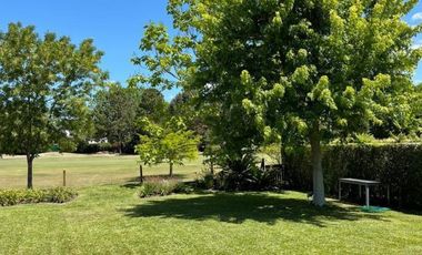 Venta de casa 8 ambientes en Abril Club De Campo, Berazategui