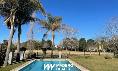 Venta de casa 8 ambientes en Abril Club De Campo, Berazategui