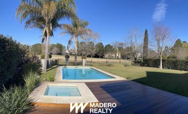 Venta de casa 8 ambientes en Abril Club De Campo, Berazategui