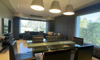 Venta de casa 8 ambientes en Abril Club De Campo, Berazategui