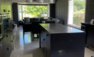 Venta de casa 8 ambientes en Abril Club De Campo, Berazategui