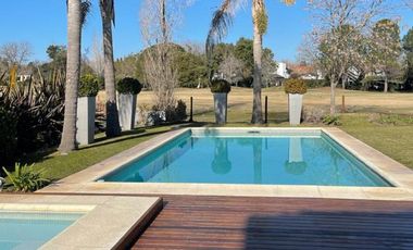 Venta de casa 8 ambientes en Abril Club De Campo, Berazategui