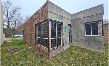 Casa en venta a terminar en Ibarlucea. Barrio Centro con gran terreno