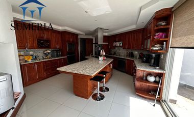 Casa en renta con alberca, sauna, vapor y área de gimnasio