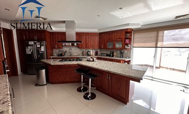 Casa en renta con alberca, sauna, vapor y área de gimnasio