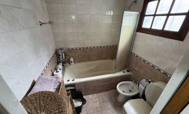 Casa en Liniers de 3 habitaciones, 2 baños y patio