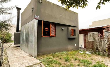 Casa en venta - 2 dormitorios 1 baño - 80mts2 - Villa Parque Sicardi