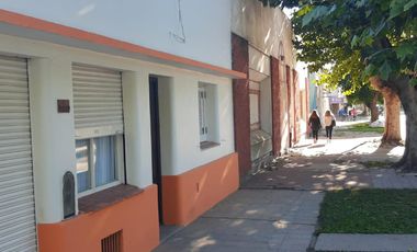 Casa y terreno en venta - 3 dormitorios 2 baños - 800 mts2 - Comandante Nicanor Otamendi