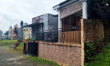 Villa 2 Lantai Bagus Siap Huni Suasana Asri