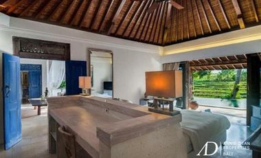 FREEHOLD RUSTIC STYLE VILLA OFFERS RICE-FIELD VIEWS IN CANGGU