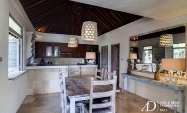 FREEHOLD RUSTIC STYLE VILLA OFFERS RICE-FIELD VIEWS IN CANGGU
