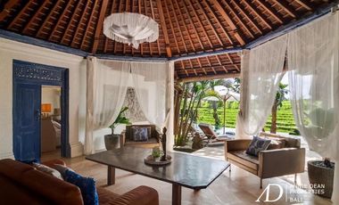 FREEHOLD RUSTIC STYLE VILLA OFFERS RICE-FIELD VIEWS IN CANGGU