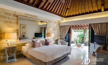 FREEHOLD RUSTIC STYLE VILLA OFFERS RICE-FIELD VIEWS IN CANGGU