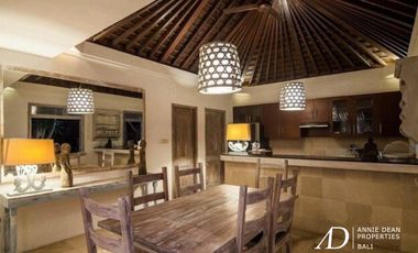FREEHOLD RUSTIC STYLE VILLA OFFERS RICE-FIELD VIEWS IN CANGGU
