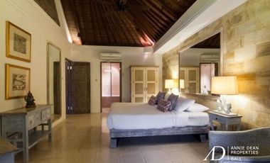 FREEHOLD RUSTIC STYLE VILLA OFFERS RICE-FIELD VIEWS IN CANGGU