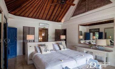 FREEHOLD RUSTIC STYLE VILLA OFFERS RICE-FIELD VIEWS IN CANGGU
