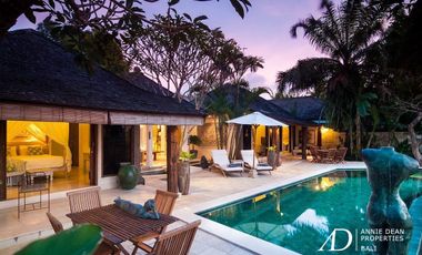 FREEHOLD RUSTIC STYLE VILLA OFFERS RICE-FIELD VIEWS IN CANGGU