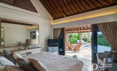 FREEHOLD RUSTIC STYLE VILLA OFFERS RICE-FIELD VIEWS IN CANGGU