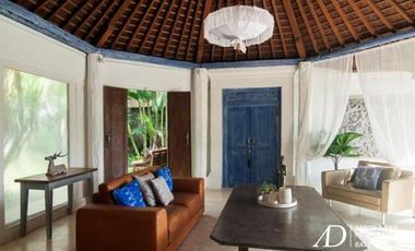 FREEHOLD RUSTIC STYLE VILLA OFFERS RICE-FIELD VIEWS IN CANGGU