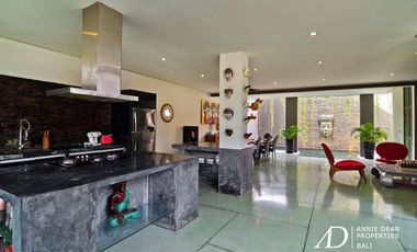 FREEHOLD VILLA WITH COMMERCIAL POTENTIAL IN PETITENGET