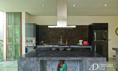 FREEHOLD VILLA WITH COMMERCIAL POTENTIAL IN PETITENGET