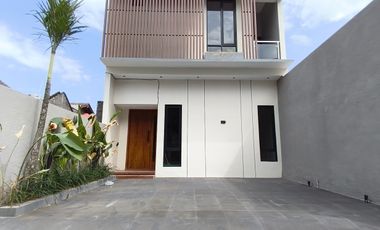Rumah 2 Lantai, 30 Meter Jalan Raya Wedomartani, Sertipikat Shm