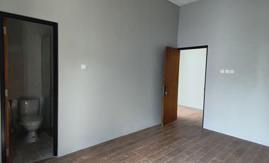 Rumah 2 Lantai, 30 Meter Jalan Raya Wedomartani, Sertipikat Shm