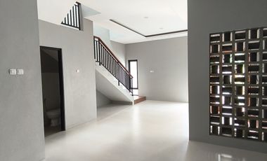 Rumah 2 Lantai, 30 Meter Jalan Raya Wedomartani, Sertipikat Shm