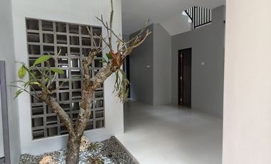 Rumah 2 Lantai, 30 Meter Jalan Raya Wedomartani, Sertipikat Shm