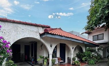 Kavling Luas dengan Bangunan Rumah Lama 2 Lantai di Salemba. Harga NJOP.