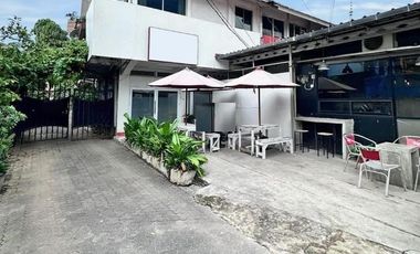 Kavling Luas dengan Bangunan Rumah Lama 2 Lantai di Salemba. Harga NJOP.
