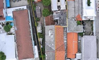 Kavling Luas dengan Bangunan Rumah Lama 2 Lantai di Salemba. Harga NJOP.