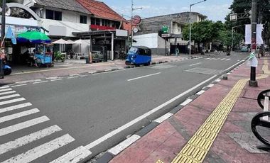 Kavling Luas dengan Bangunan Rumah Lama 2 Lantai di Salemba. Harga NJOP.