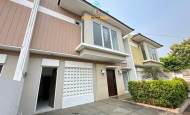 Rumah 2 Lantai Dalam Townhouse Lokasi 5 Menit ke Toll Pesanggrahan